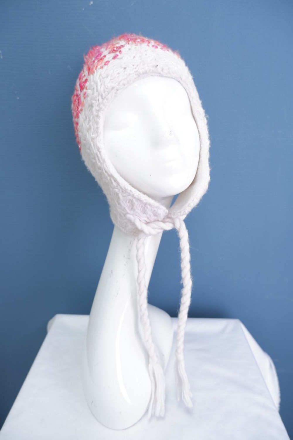 Шапка на завязках красивая