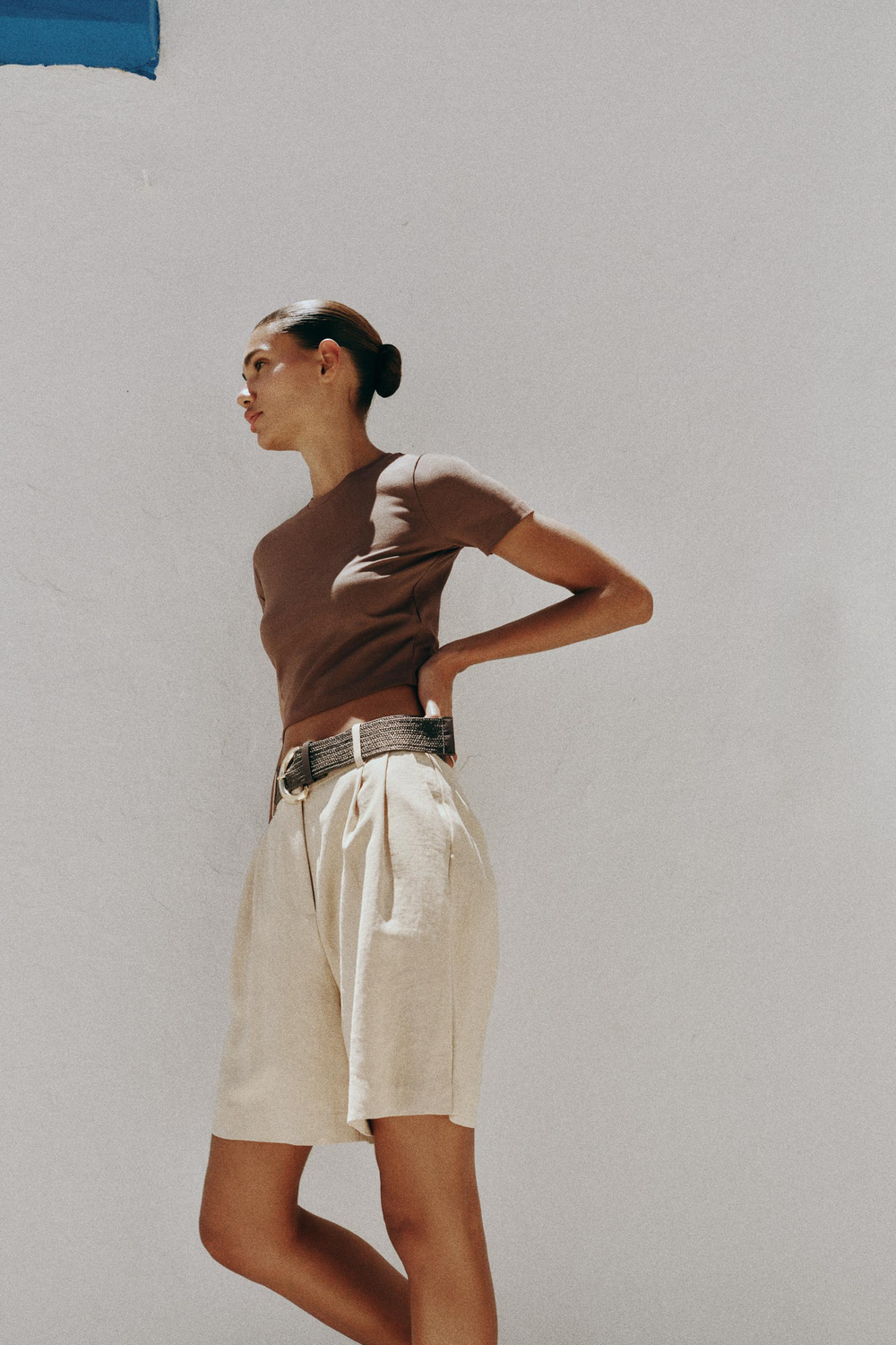 ZARA УКОРОЧЕННАЯ ФУТБОЛКА ИЗ ЭЛАСТИЧНОЙ ТКАНИ, СВЕТЛО-КОРИЧНЕВЫЙ