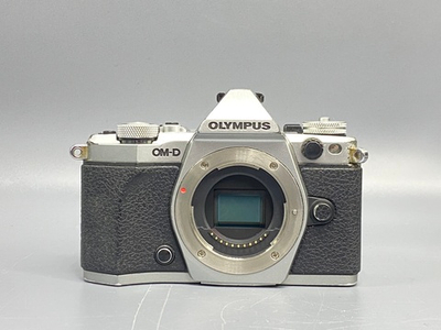 Olympus OM-D E-M5 Mark II kit 14-42mm 21700 кадров