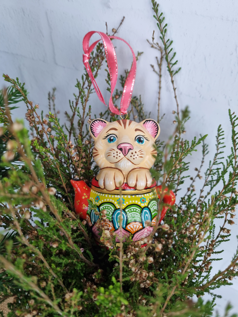 Котик в чайнике ёлочная игрушка из фарфора