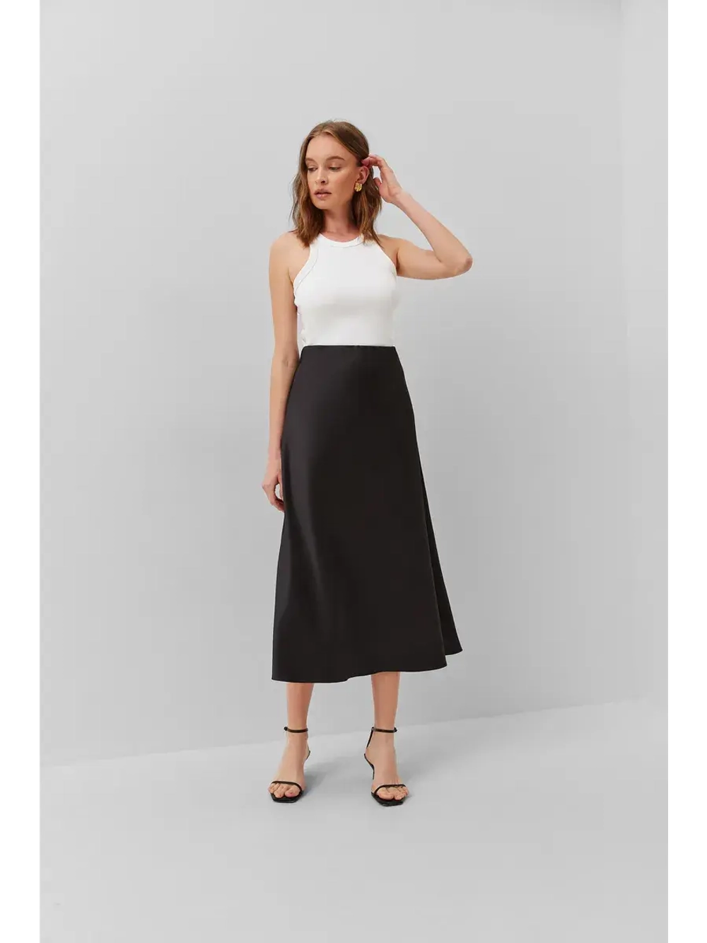 Весенняя юбка атласная плотная, черная, на резинке,