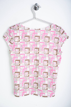 Футболка приятной расцветки, визуально 40 размер