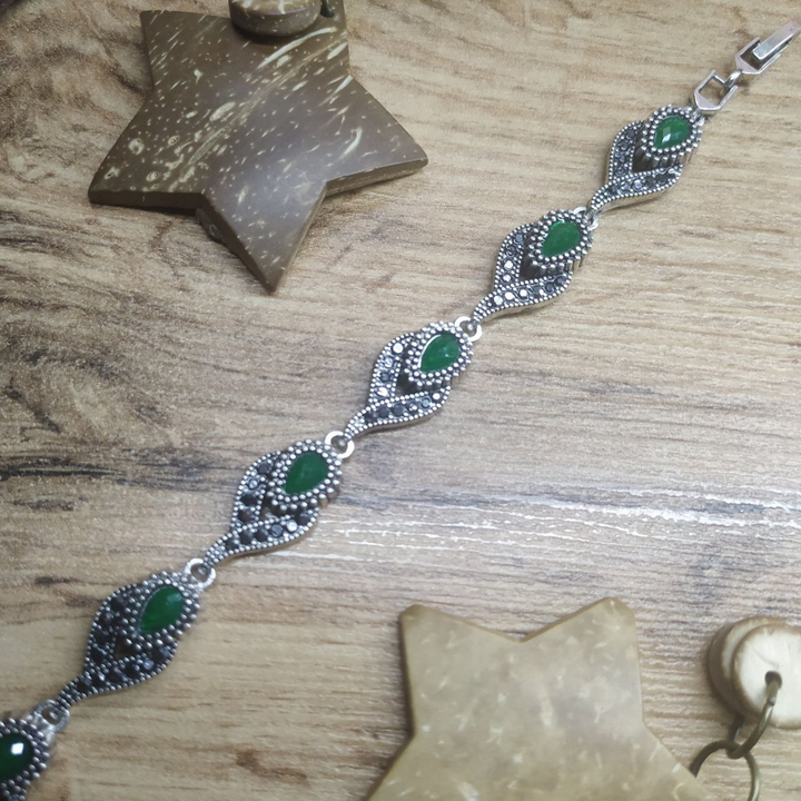 Браслет Vogue Тюльпан кристалл граненый зеленый стразы графитовые металл серебристый на красном бархате