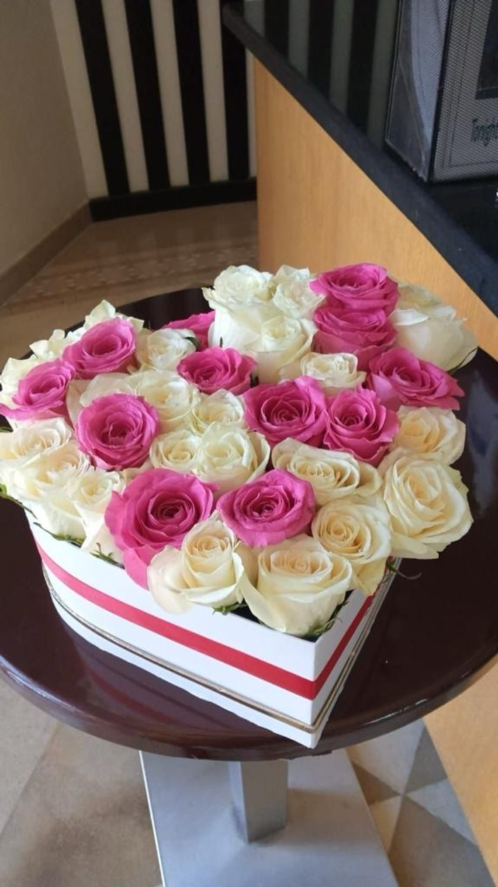 45 розово-белых роз в коробке-сердце