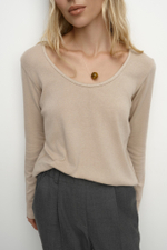 Лонгслив с красивым вырезом