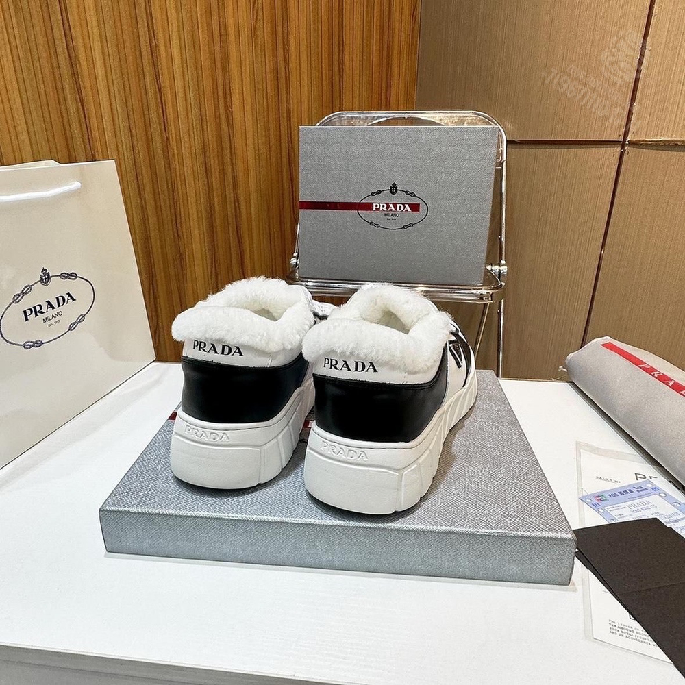 Кроссовки Prada