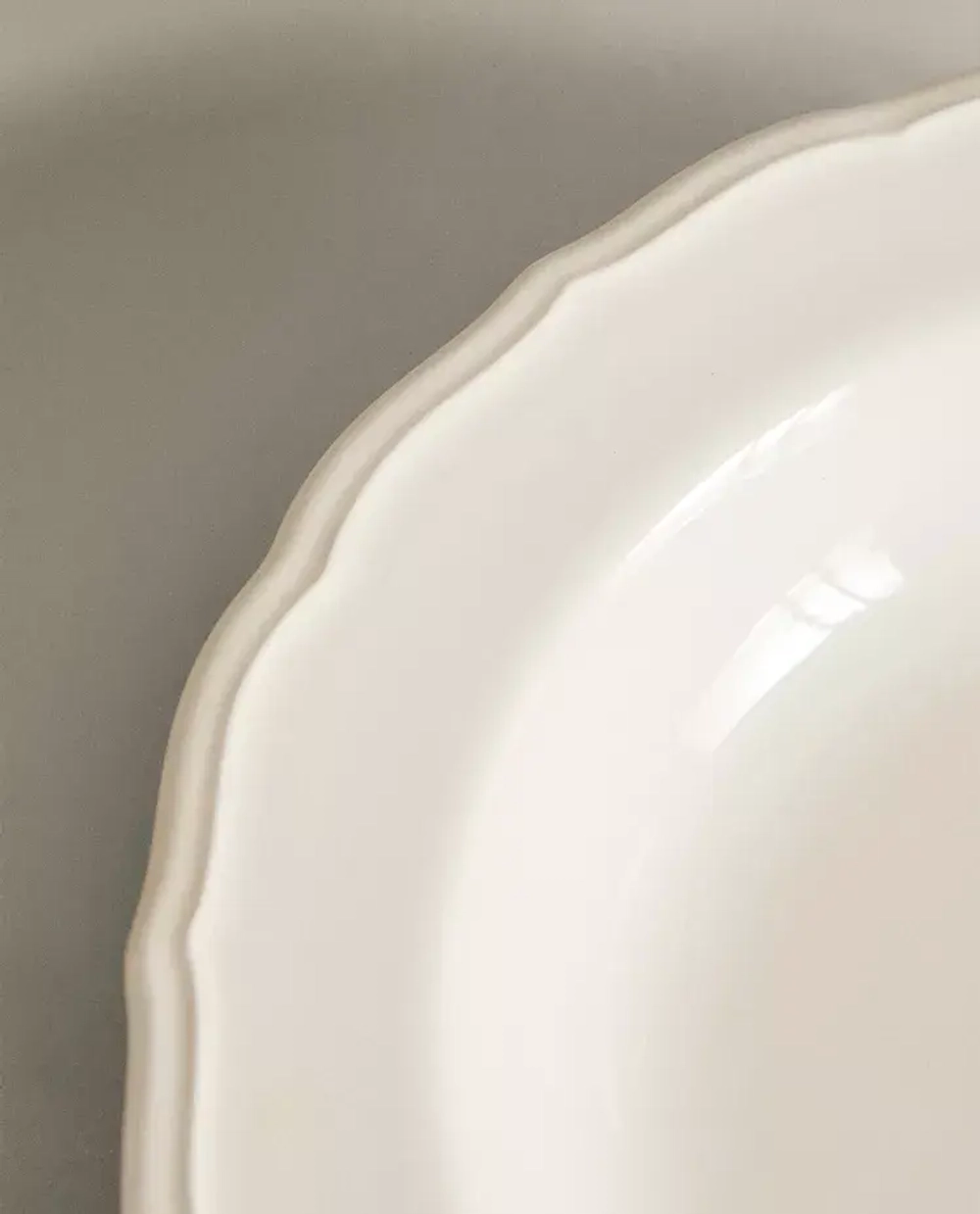 ZARA HOME ГЛУБОКАЯ ТАРЕЛКА ИЗ ФАЯНСА С ФИГУРНОЙ КРОМКОЙ, ЭКРЮ