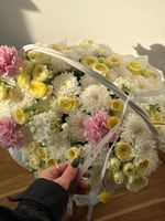 Корзина из хризантемы, кустовых роз, диантусов и краспедии