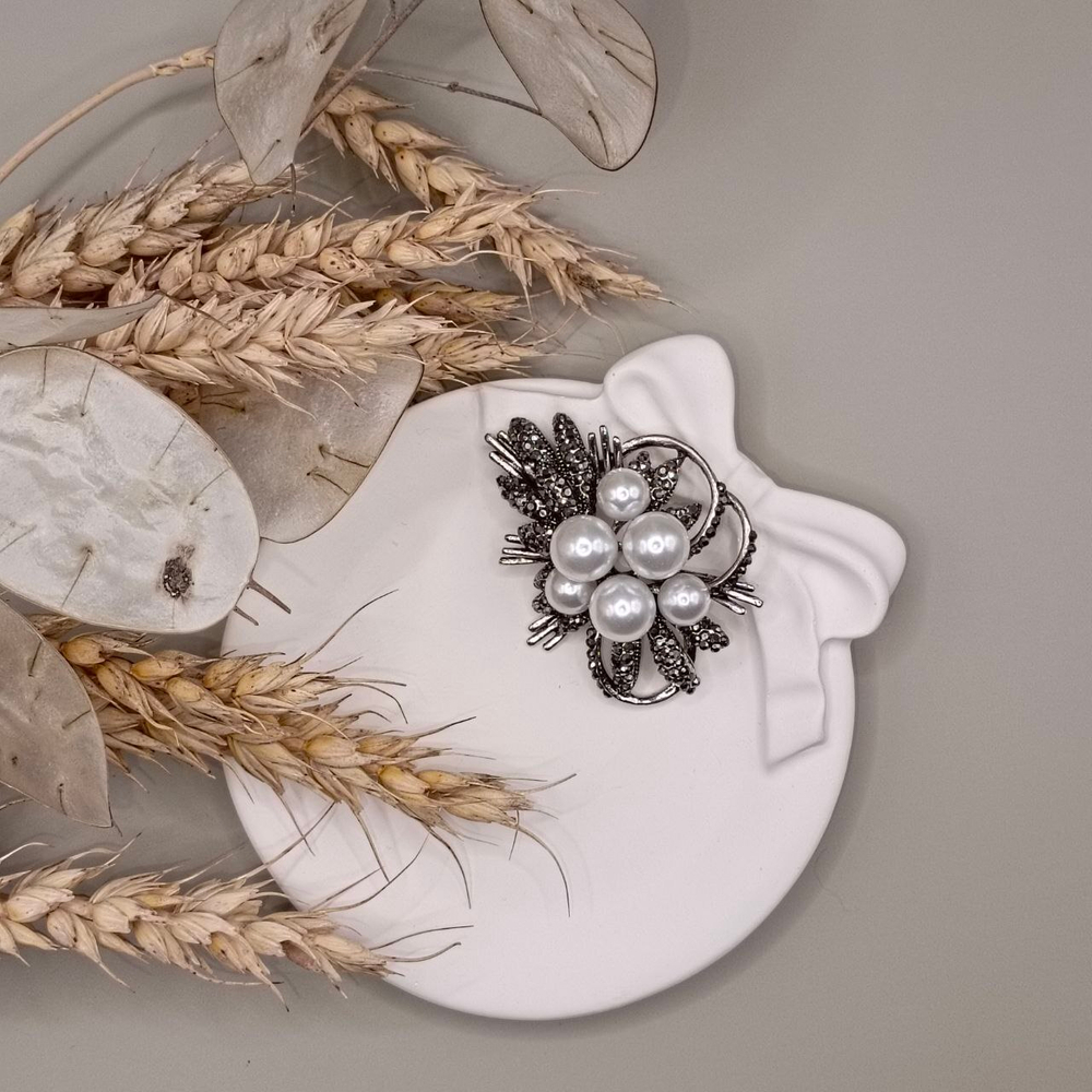 Брошь"Свадебные кольца со стразами"