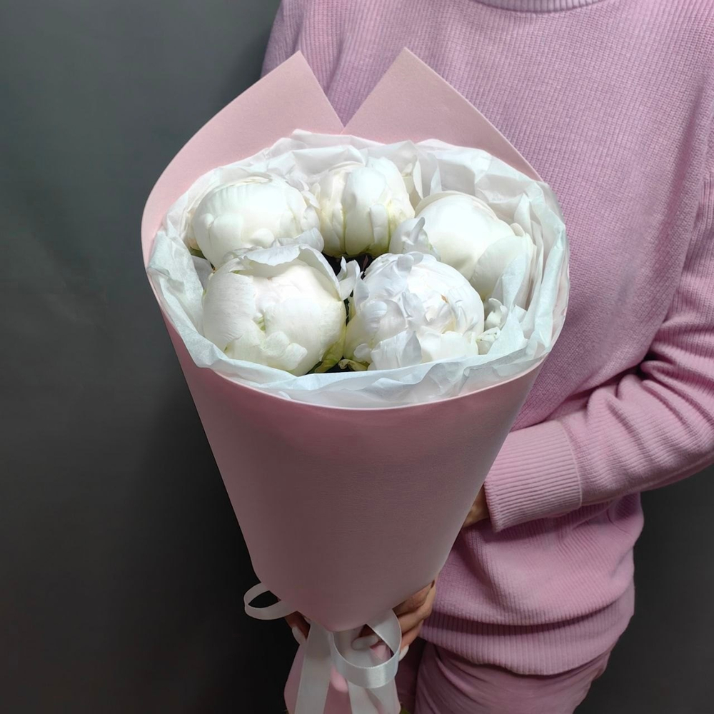 Букет из 5 белых пионов