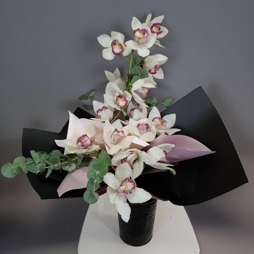Букет из орхидей и эвкалипта «Секрет гейши сноучерри»