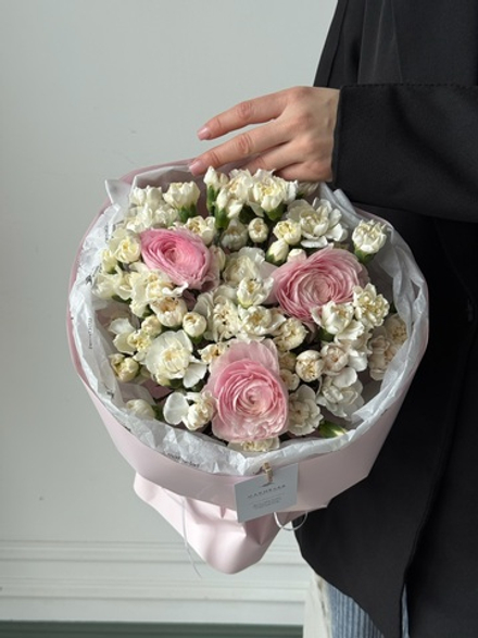 Букет из ранункулюсов и кустовых диантусов