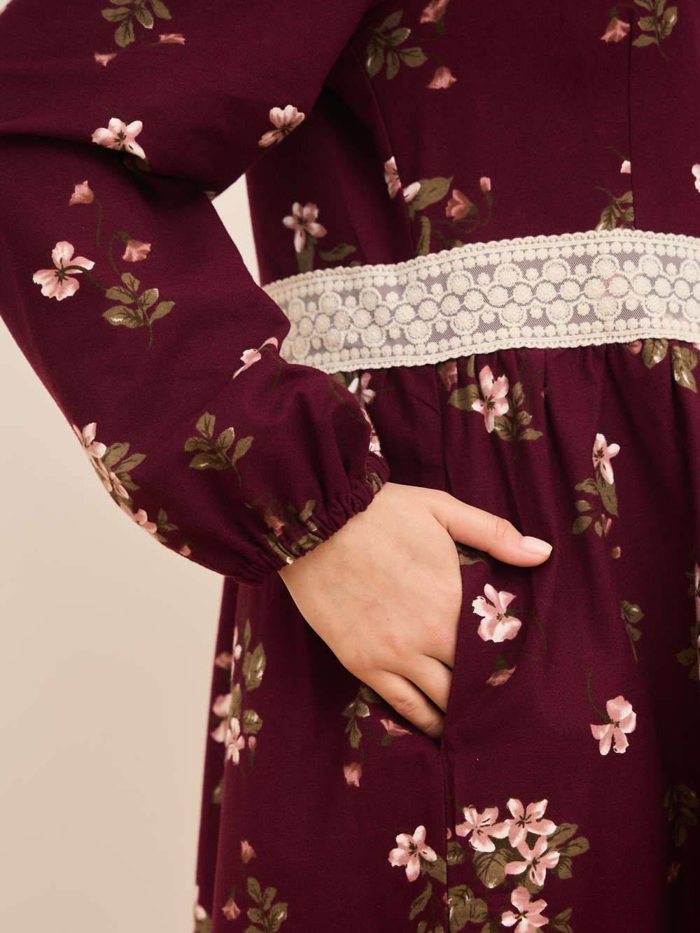 Платье с кружевными вставками