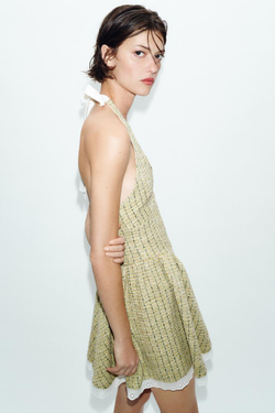 ZARA ПЛАТЬЕ ИЗ РЕЛЬЕФНОЙ ТКАНИ С ГОРЛОВИНОЙ ХАЛТЕР, ЗЕЛЕНЫЙ