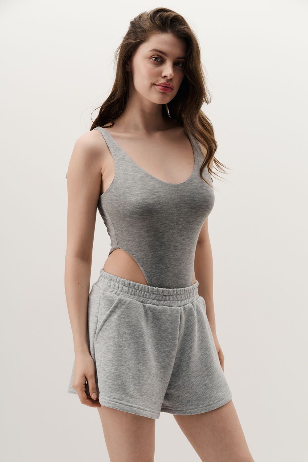 Боди с V-образным вырезом цвета серый меланж