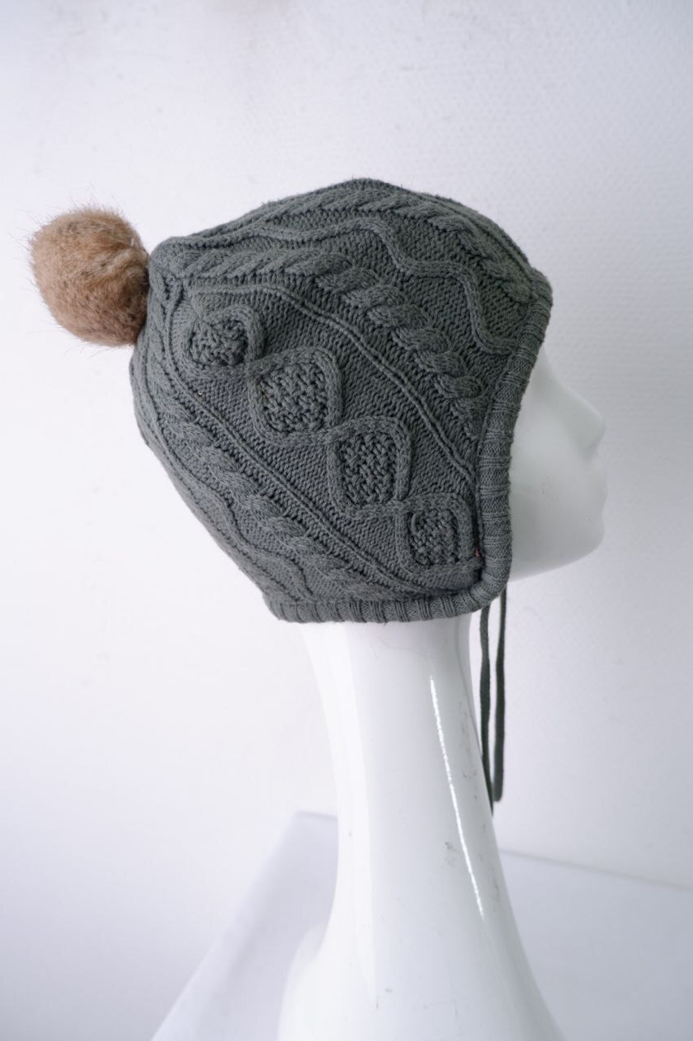 Шапка на завязках с помпоном