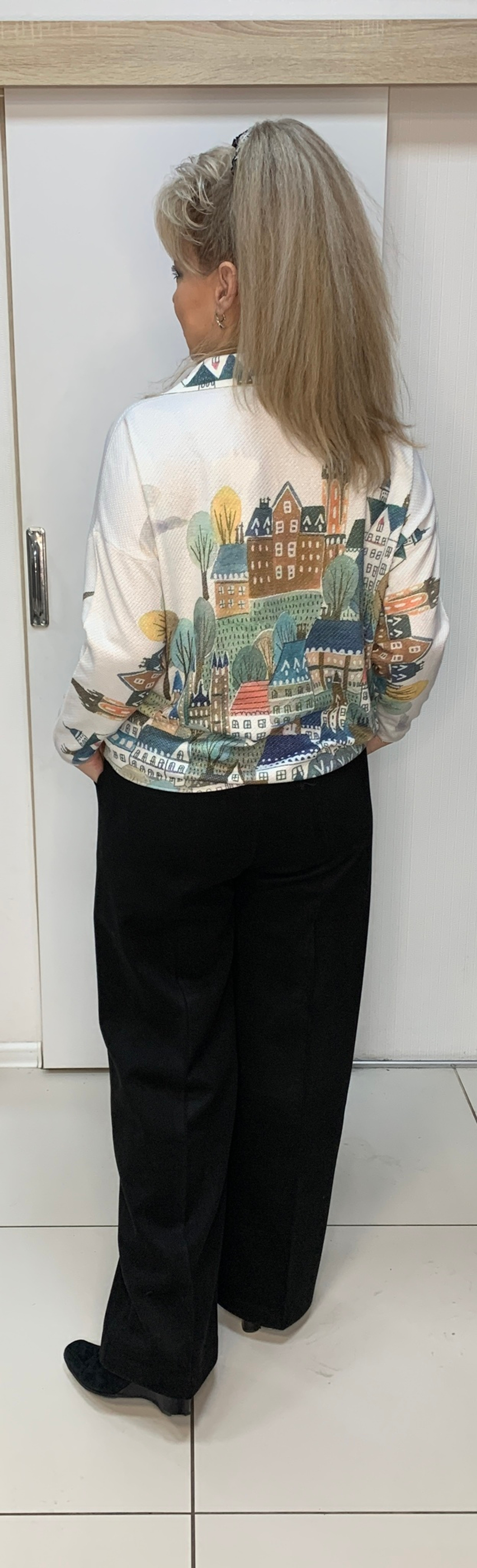 Джемпер с воротничком и оригинальным изображением города