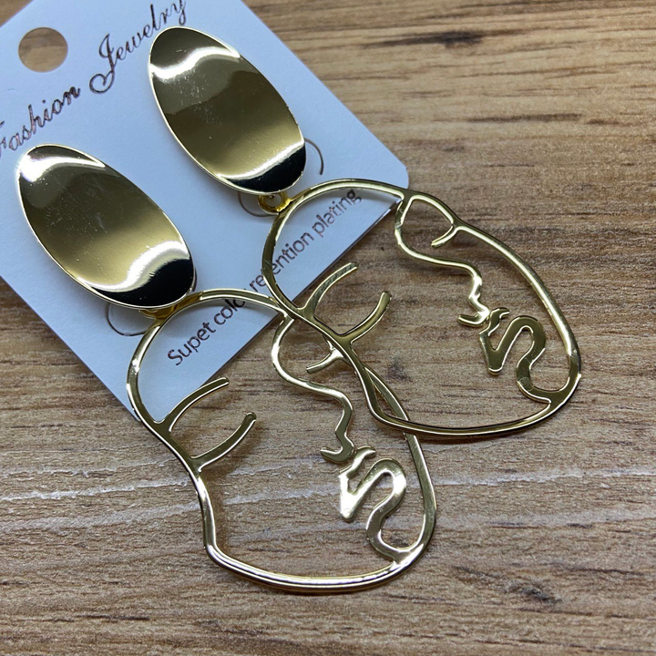 Серьги-гвоздики Лик девы безмятежность контур пластина вогнутая овал металл золотистый 6,5 см