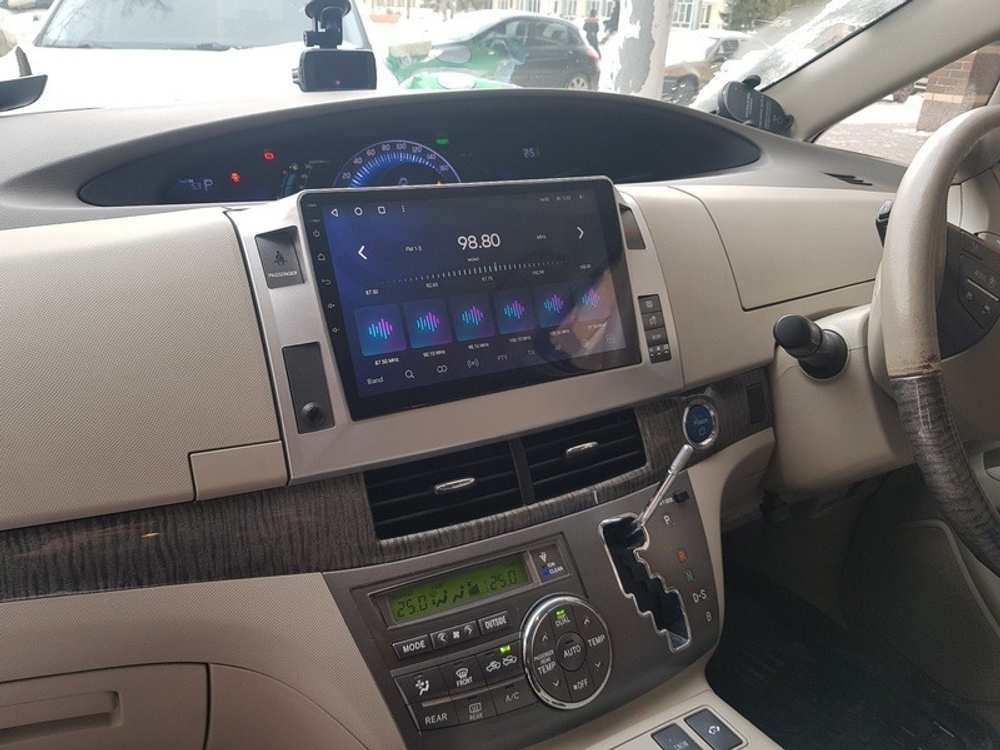 Магнитола для Toyota Estima 3 2006-2016 (без 360, рамка серебро 10 тип 1) - FarCar 9574 монитор 10" QLED на Android 13, 8 ядер (TS18), CarPlay, 4G SIM-слот