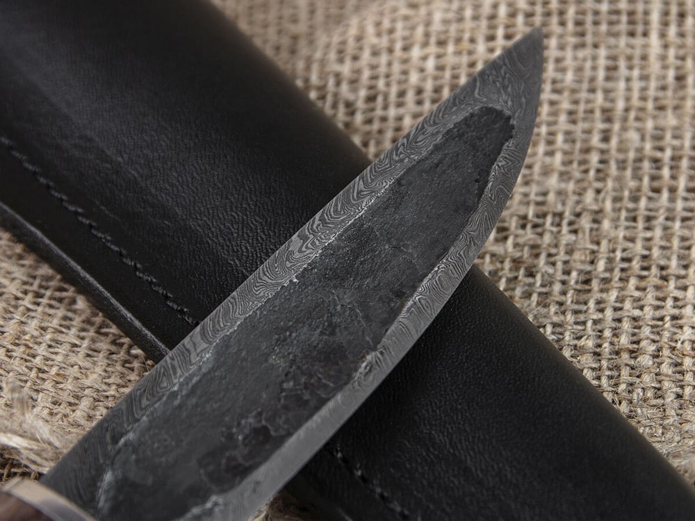 Шкуросъемный нож "Якут" с кованым долом, дамасская сталь, рукоять стабилизированная карельская береза