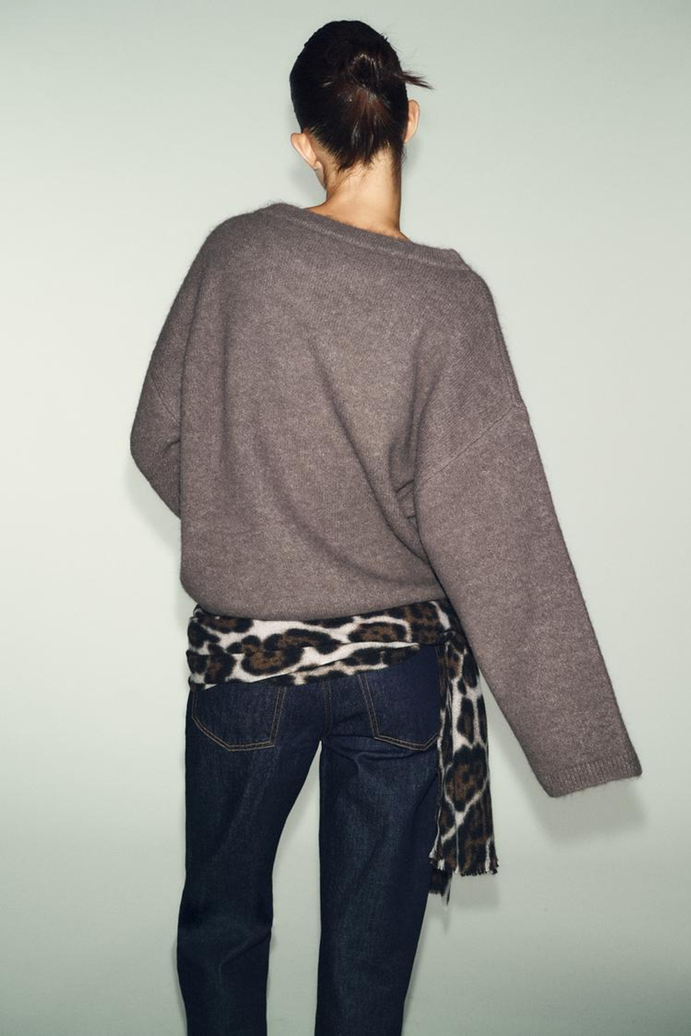 ZARA ДЖЕМПЕР С БРОШЬЮ, СЕРОВАТО-КОРИЧНЕВЫЙ