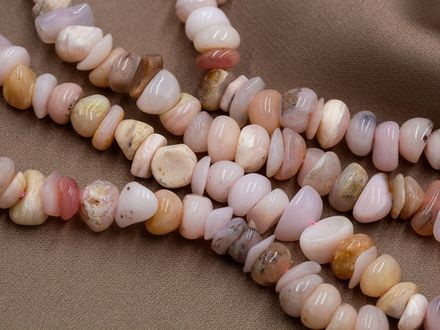 Нить бусин из розового опала, галька 6-8мм