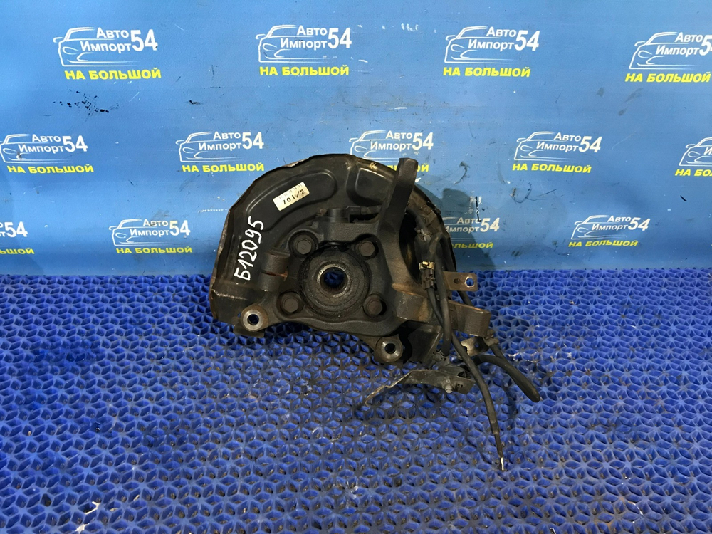 Ступица передняя левая MITSUBISHI CHARIOT GRANDIS 1997-2003