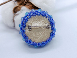 Брошь ручной работы из бисера и страз, кристаллов. / подарок любимой, маме, коллеге, подруге / бижутерия / оригинальный подарок /