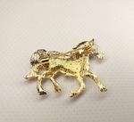 Брошка "Красная бархатная лошадка". Символ года.Женская бижутерия, металл, красный цвет, 5х3см