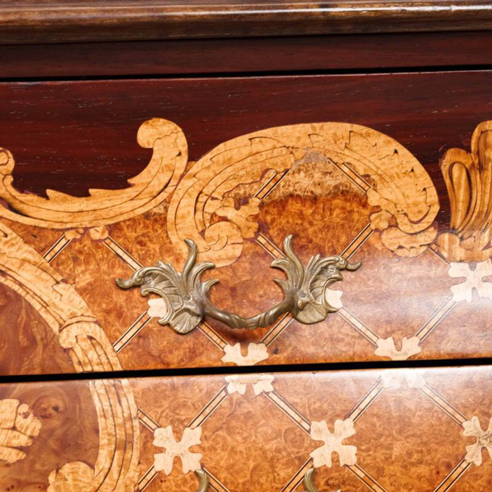 Комод с художественной инкрустацией