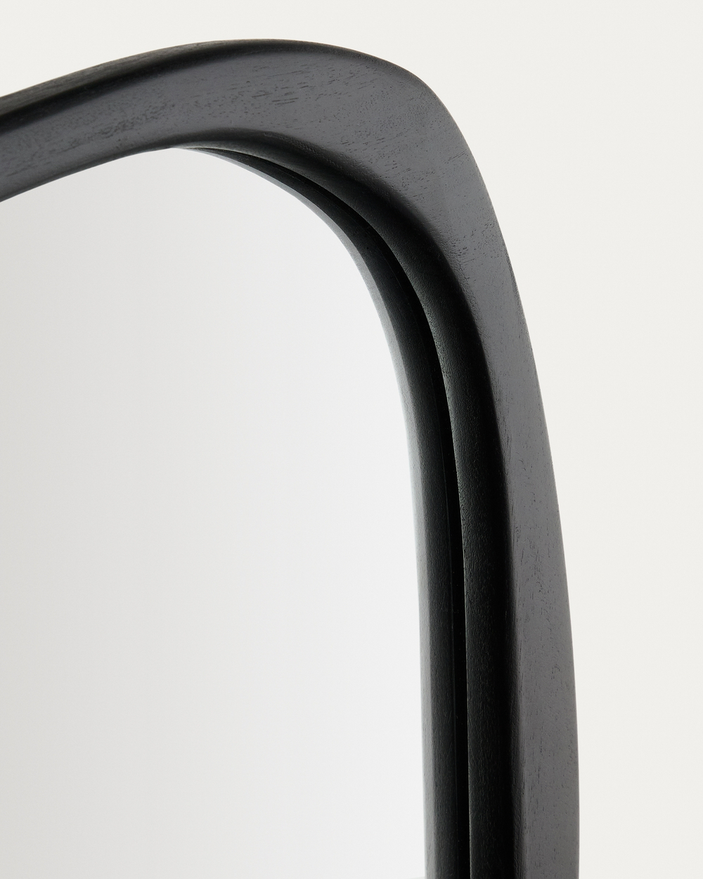 Зеркало из тикового дерева Alura черного цвета 45,5 x 47 см