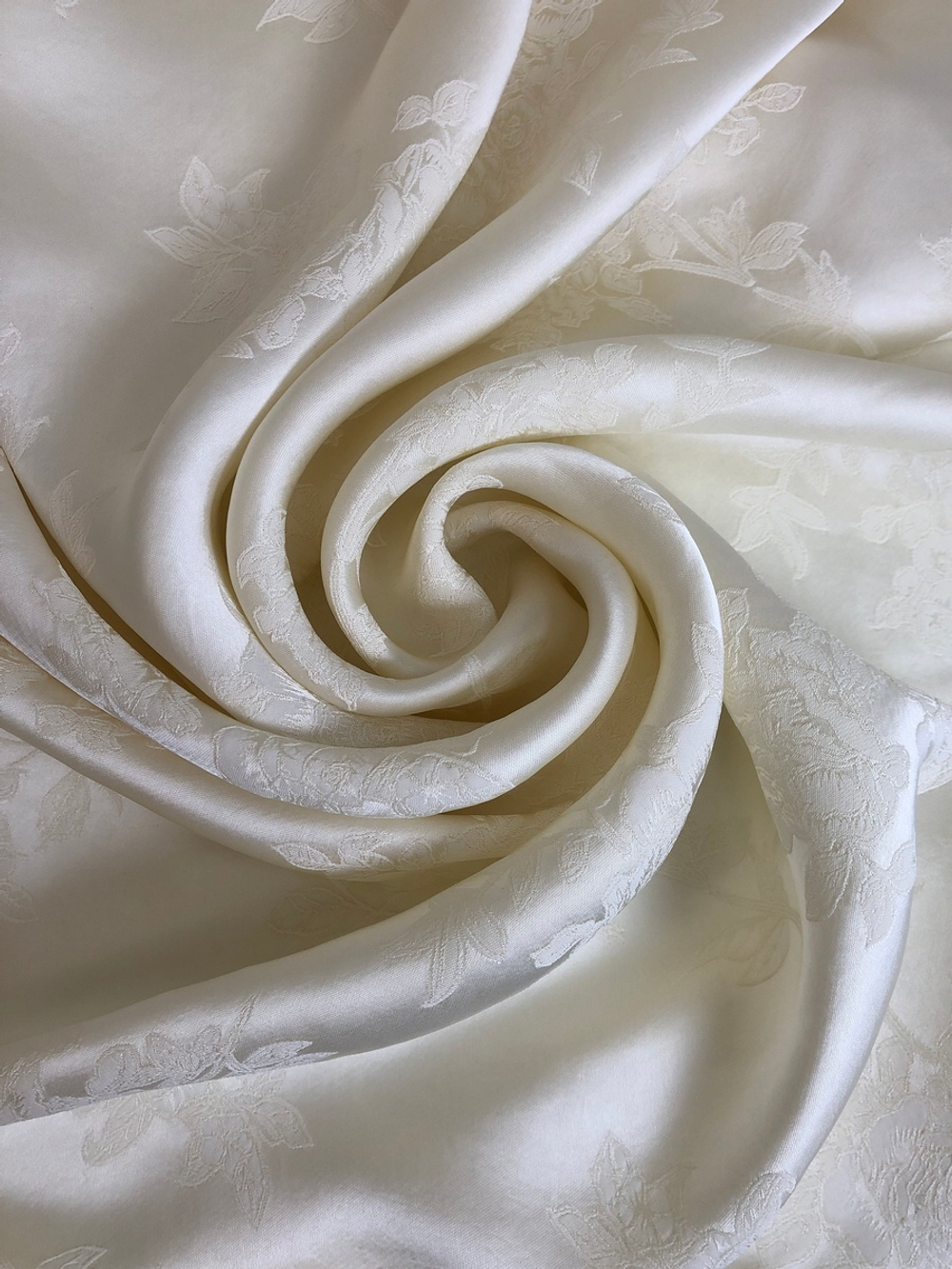 Плательная вискоза, молочный, жаккард розы C1