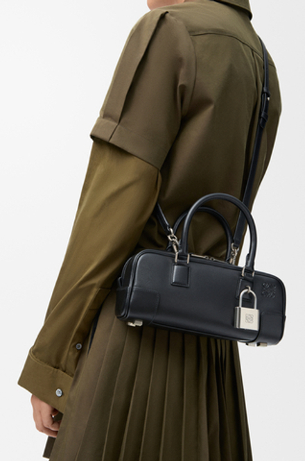 Loewe Укороченная сумка Amazona 23 из блестящей телячьей кожи, черный