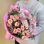 Нежный розовый букет из кустовых роз, кустовых хризантем ромашек, гипсофилы и зелени