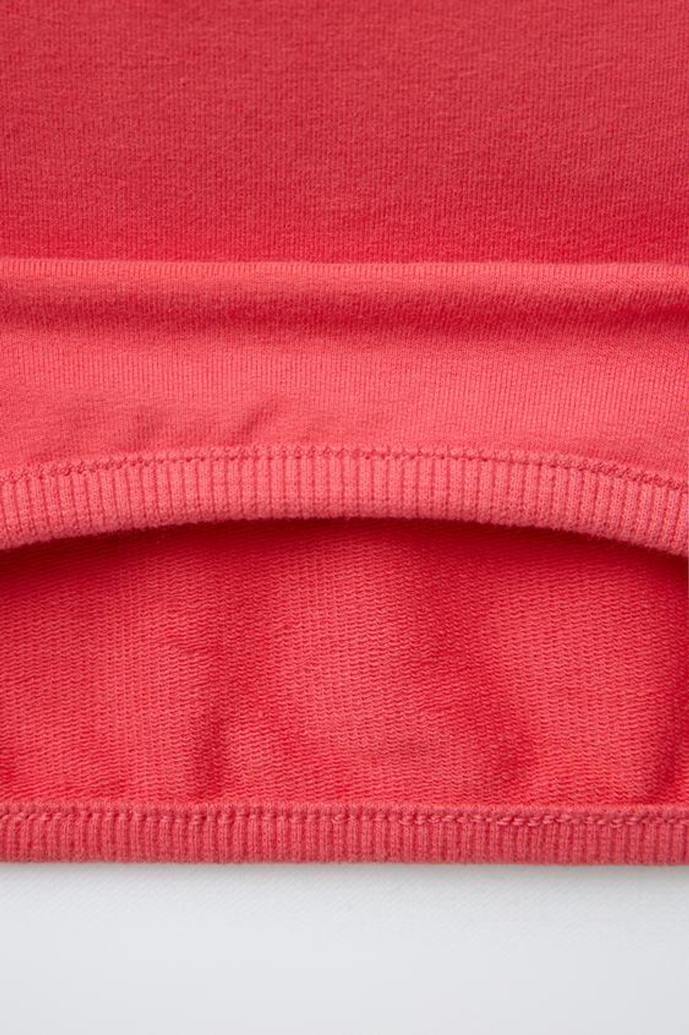 ZARA КОМПЛЕКТ ИЗ ТОЛСТОВКИ И ШОРТОВ С ТЕКСТОМ, КРАСНЫЙ