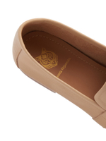 Женские кожаные бежевые лоферы с металлической вставкой