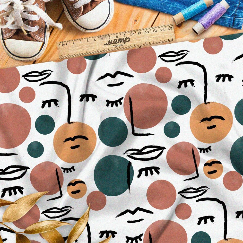 Ткань интерлок расслабленные лица с цветными пятнами