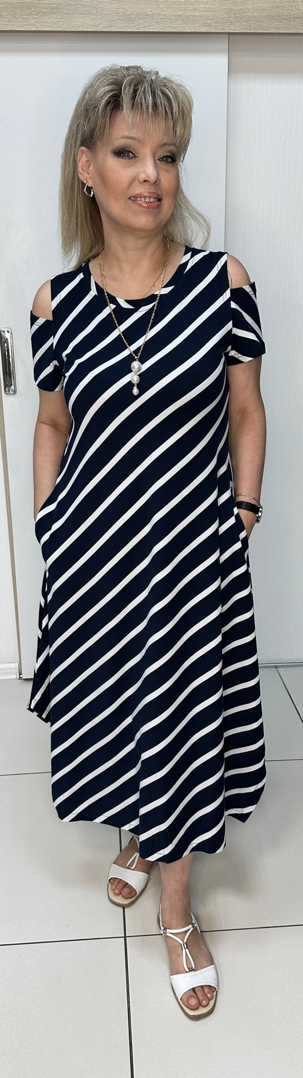 Трикотажное платье в полоску по диагонали с вынутыми плечиками