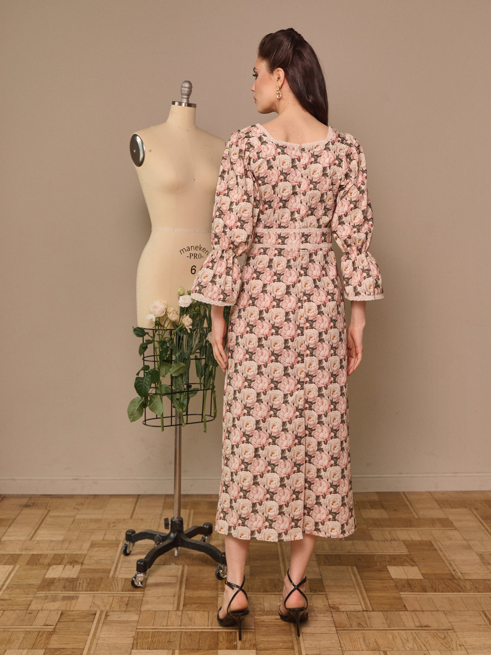 Платье с квадратным вырезом