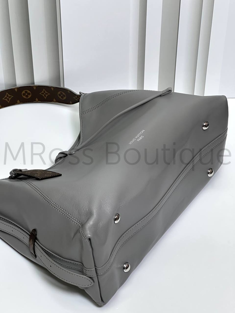 Серая кожаная сумка Louis Vuitton Carry All Dark через плечо