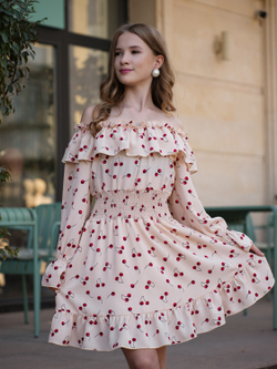 Платье для девочки нарядное с вишнями молочное