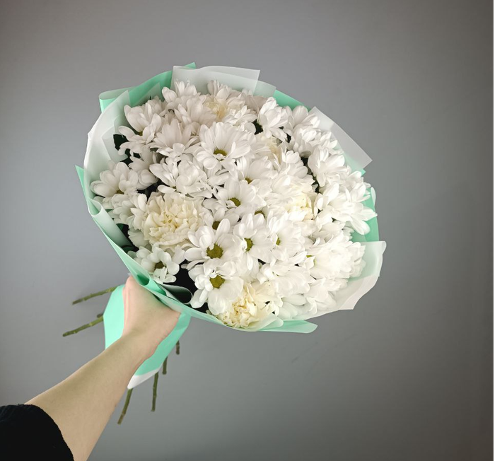 Букет из белой кустовой хризантемы с гвоздикой