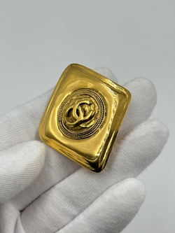 Брошь Chanel с логотипом
