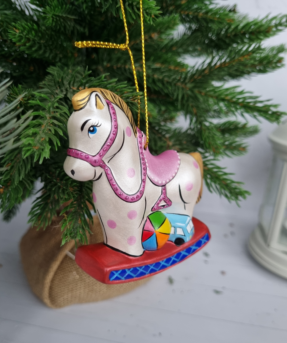 Лошадка с игрушками ёлочная игрушка из фарфора