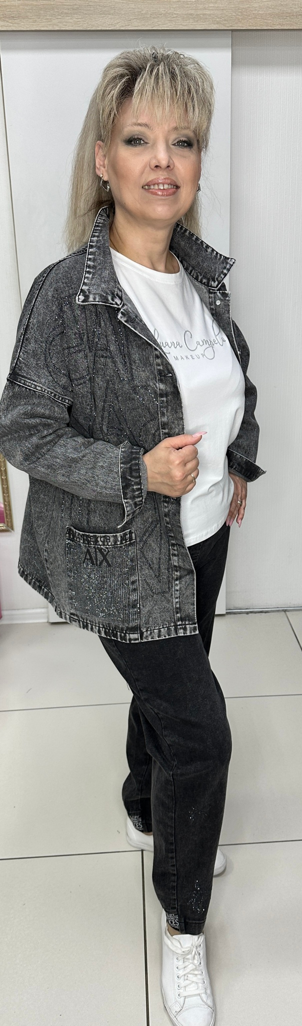 Джинсовый жакет со стразовым принтом в графитовом цвете