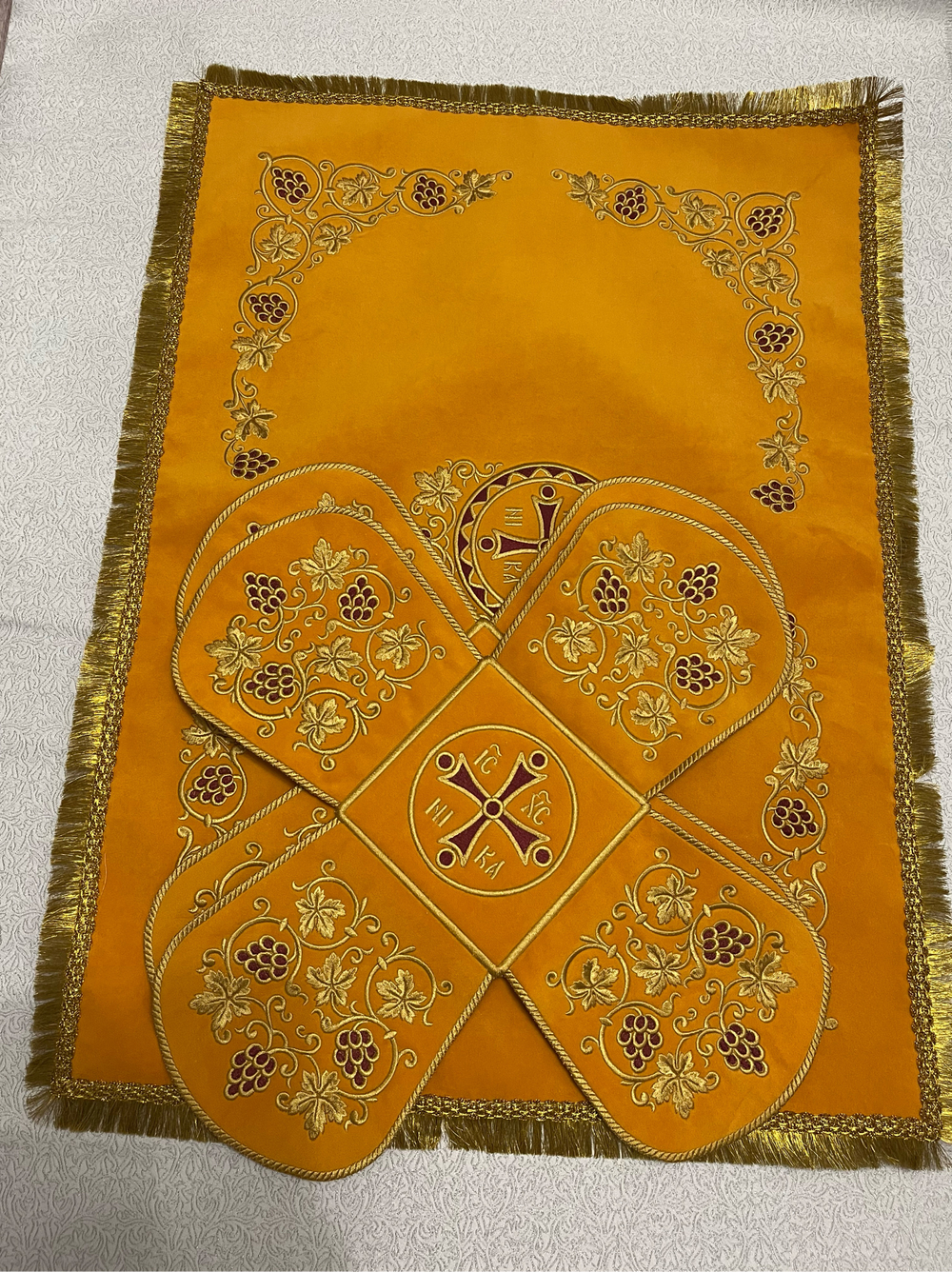 Бархатные покровцы с вышивкой жёлтые