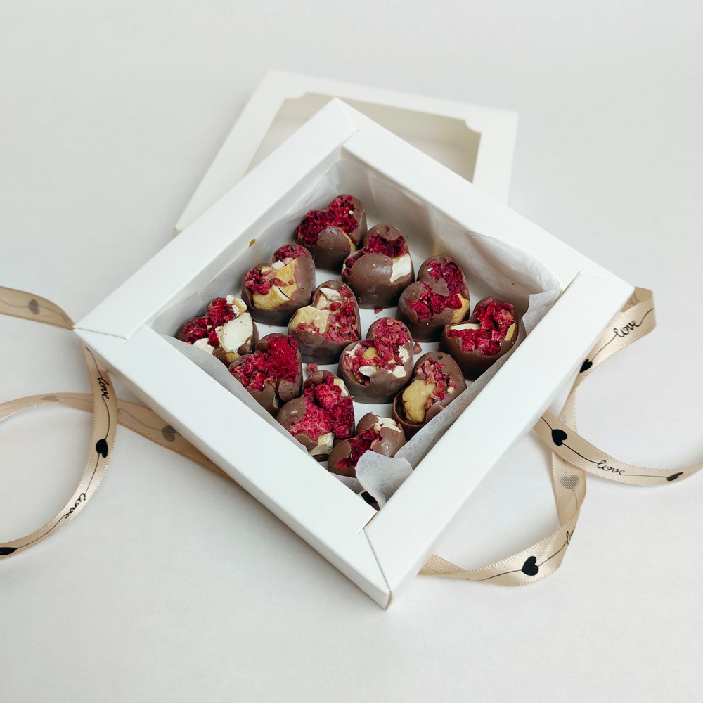 Шоколад ручной работы с сублимированной малиной и кешью