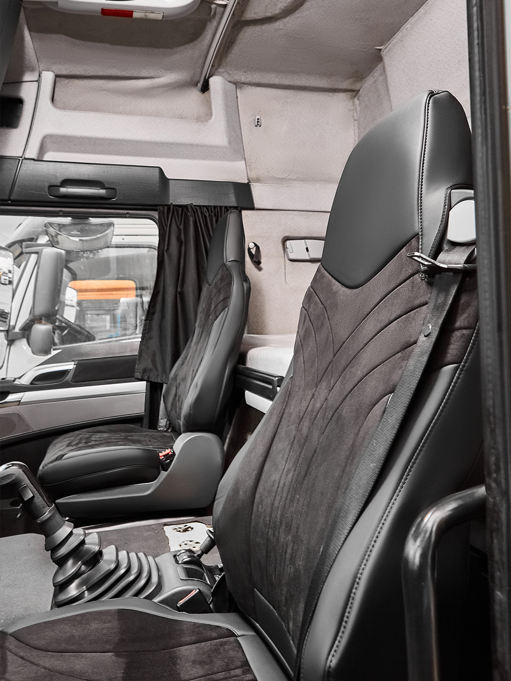 Чехлы Люкс MAN TGS (экокожа, черный, черная середина Алькантара)