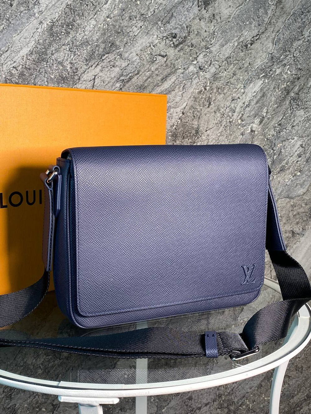 Сумка-мессенджер Louis Vuitton