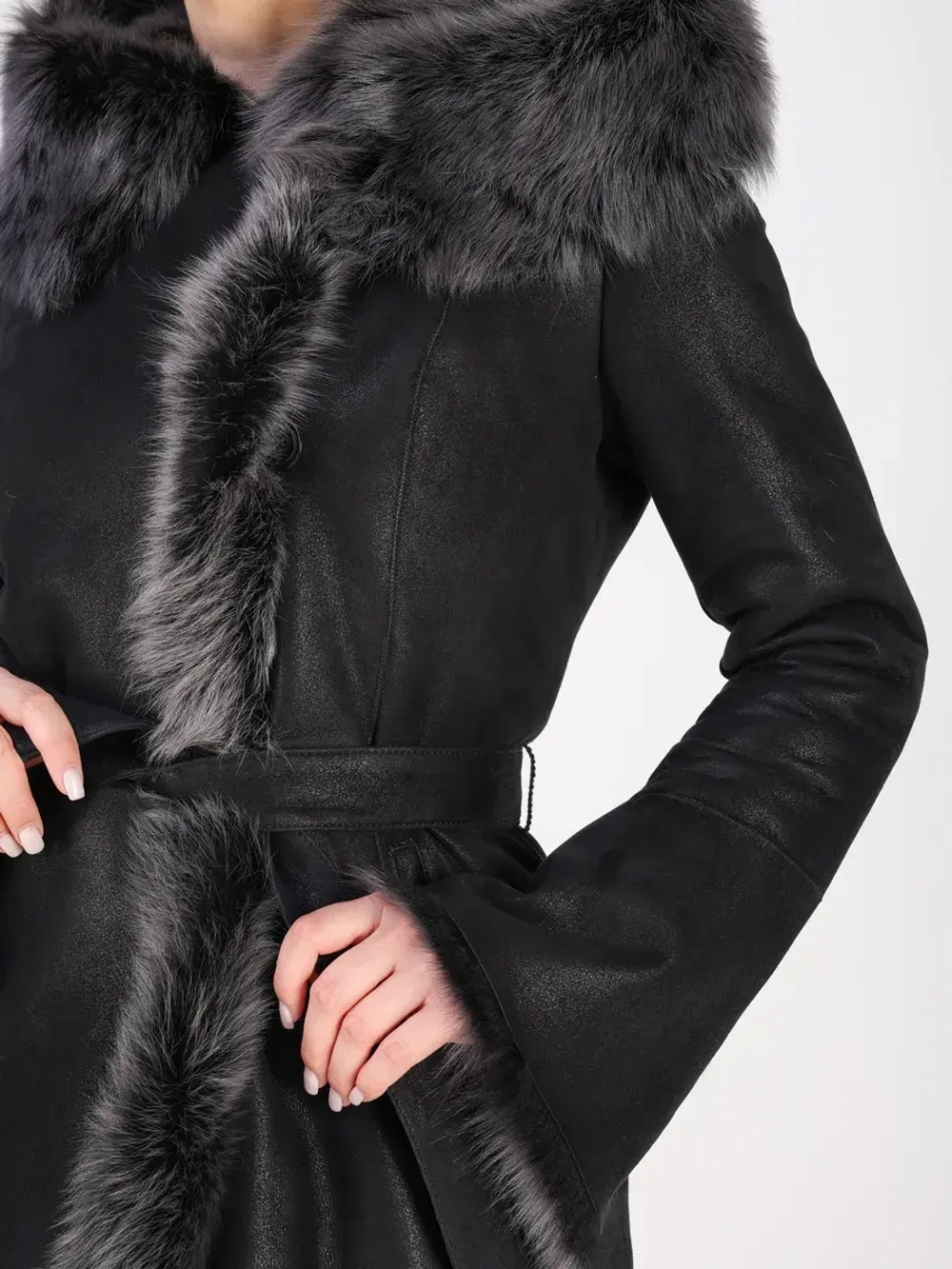 Дубленка зимняя натуральная с капюшоном короткая